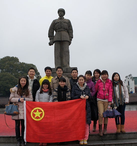 “学雷锋，献爱心”——中国共产主义青年团完美电竞·（中国）电子竞技委员会开展慰问贫困学生助学活动